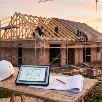 Constructeur clé en main supervisant un chantier de maison individuelle